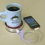 Une tasse de café pour recharger son portable